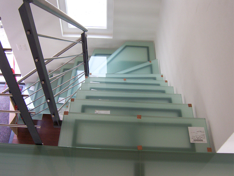 Escalier en verre feuilleté par Besse Hilaire & Fils SA