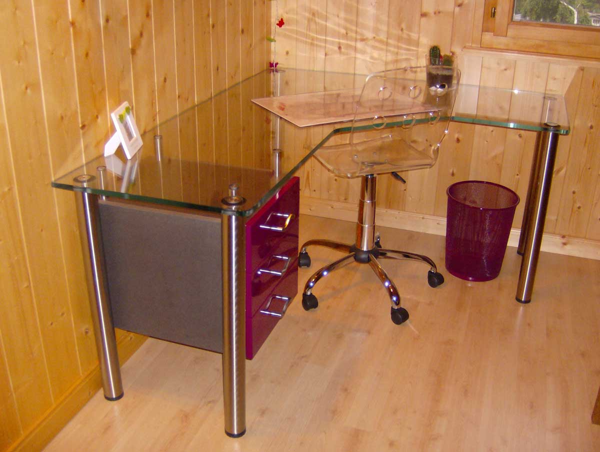 Bureau en verre par Besse Hilaire à Vollèges