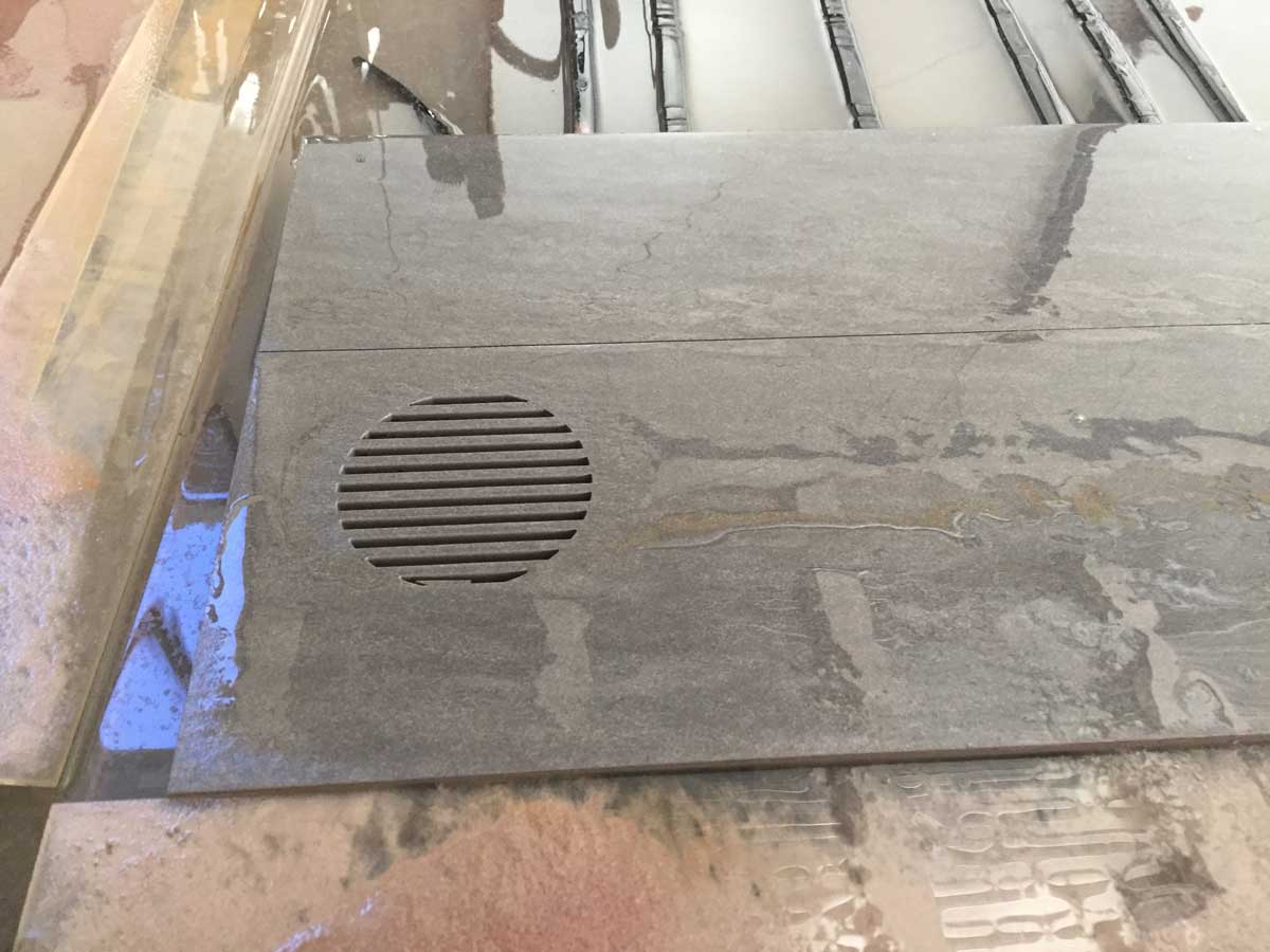 Découpe carrelage au jet d'eau