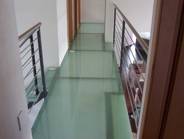 Plancher en verre par Besse Hilaire & Fils