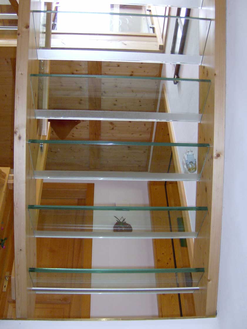 Marches d'escaliers tenue latéralement avec rainures en bois