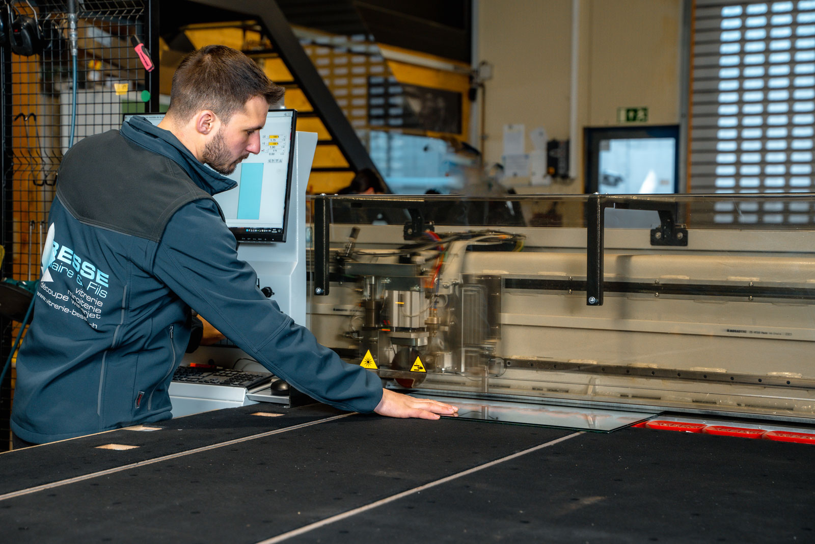 Placement des plateaux de verre pour la découpe